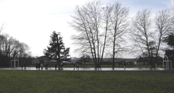 Une partie de foot au loin